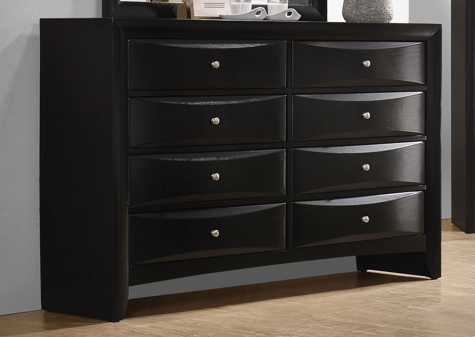 Dresser Briana